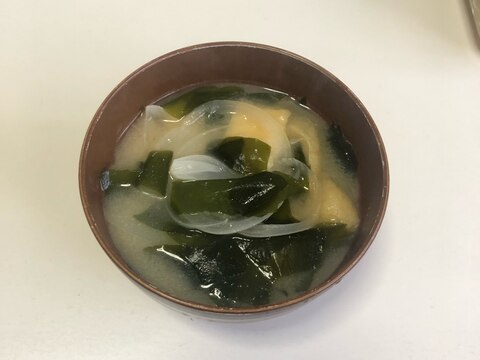 玉ねぎと油揚げとわかめのお味噌汁♪